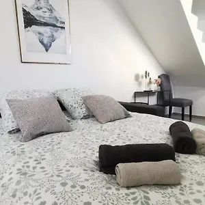 Appartement L'elegant Duplex - Clim I Wifi I Proche Du Centre-ville, Miramas